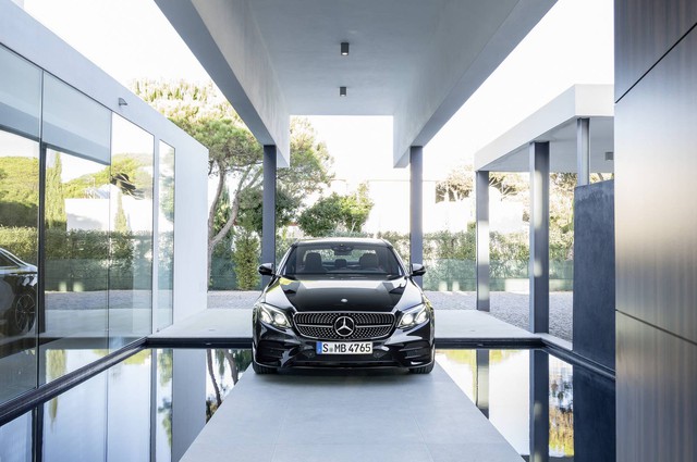 
Cụ thể, Mercedes-AMG E43 4Matic 2017 được trang bị động cơ V6, Biturbo, dung tích 3.0 lít, sản sinh công suất tối đa 396 mã lực và mô-men xoắn cực đại 520 Nm tại vòng tua máy 2.500 vòng/phút.
