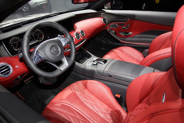 
Khi mua Mercedes-AMG S63 4MATIC Cabriolet Edition 130, khách hàng có thể tùy chọn nội thất màu đỏ-đen hoặc xám-đen.
