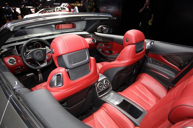 
Kẹp phanh và thảm sàn màu đỏ cùng logo ở khắp nơi là những dấu hiệu nhận biết khác của Mercedes-AMG S63 4MATIC Cabriolet Edition 130.
