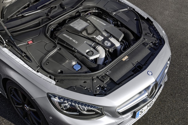 
So với xe tiêu chuẩn, Mercedes-AMG S63 4MATIC Cabriolet Edition 130 không có gì khác biệt ở hệ dẫn động. Xe vẫn sử dụng động cơ V8, Biturbo, dung tích 5,5 lít, sản sinh công suất tối đa 585 mã lực và mô-men xoắn cực đại 644 lb-ft.
