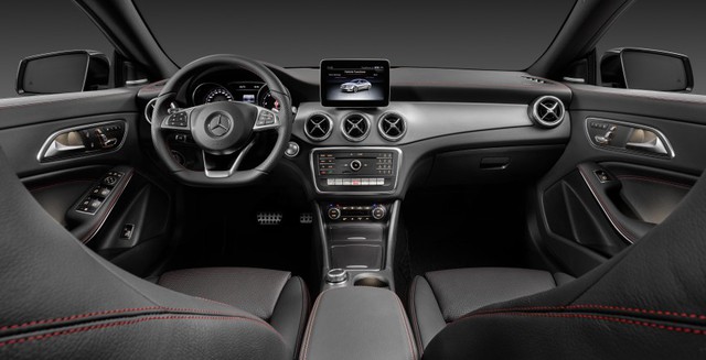 
Bên trong Mercedes-Benz CLA 2017 không có nhiều thay đổi so với trước, ngoài chất liệu bọc ghế và phụ kiện trang trí mới cùng các núm điều khiển mạ crôm. Màn hình 8 inch vẫn là trang thiết bị tùy chọn dành cho hệ thống âm thanh Audio 20 USB và Audi 20 CD.
