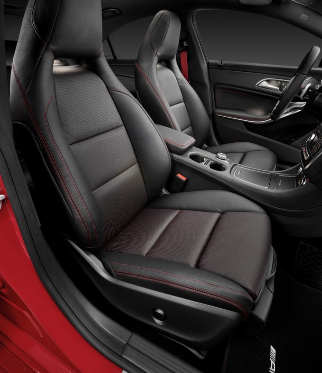 Số hiển thị phong cách mới và kim chỉ màu đỏ giúp cụm đồng hồ của Mercedes-Benz CLA 2017 dễ đọc hơn. Bên cạnh đó là vô lăng có thiết kế tương tự Mercedes-Benz C-Class. Cuối cùng là hai móc treo áo ở hai bên cửa sổ sau dành cho Mercedes-Benz CLA 2017, tương tự CLA Shooting Brake.