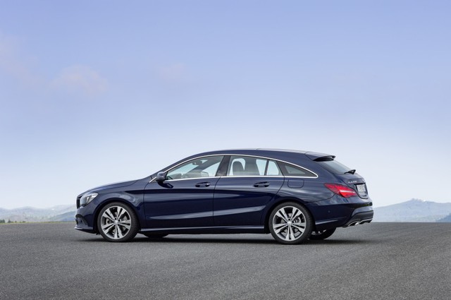 Về tính năng tùy chọn, Mercedes-Benz CLA 2017 có đèn pha LED High Performance và cửa khoang hành lý mở rảnh tay. Nhờ đó, người sử dụng có thể đóng/mở nắp cốp hoặc cửa khoang hành lý của Mercedes-Benz CLA 2017 bằng cách khua chân bên dưới cản va mà không cần tác động vật lý.