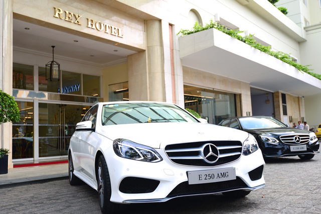 
E250 AMG là phiên bản đậm chất thể thao của Mercedes-Benz E-Class, mẫu xe hạng sang cỡ trung được ưa chuộng nhất tại thị trường Việt Nam trong năm 2015 với 60% thị phần.
