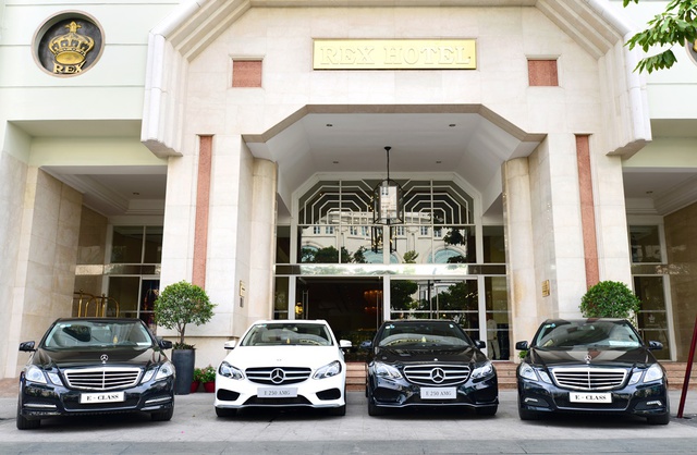 
Như vậy, hiện khách sạn Rex đã có tổng cộng 4 chiếc Mercedes-Benz E-Class dùng để đưa đón khách.
