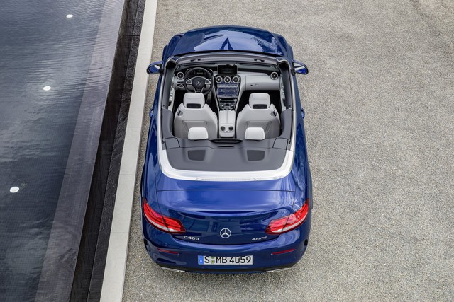 Tại thị trường Mỹ, Mercedes-Benz C-Class Cabriolet 2017 có 2 loại động cơ khác nhau. Đầu tiên là động cơ 4 xy-lanh, tăng áp, dung tích 2.0 lít dành cho Mercedes-Benz C300 Cabriolet 2017. Động cơ tạo ra công suất tối đa 241 mã lực và mô-men xoắn cực đại 273 lb-ft.
