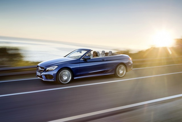 
Tất nhiên, so với phiên bản coupe, Mercedes-Benz C-Class Cabriolet 2017 khác biệt lớn nhất ở mui nỉ đóng/mở chỉnh điện. Mui nỉ của Mercedes-Benz C-Class Cabriolet 2017 có 4 màu sắc khác nhau và có thể đóng/mở trong thời gian dưới 20 giây ở vận tốc lên đến 50 km/h.
