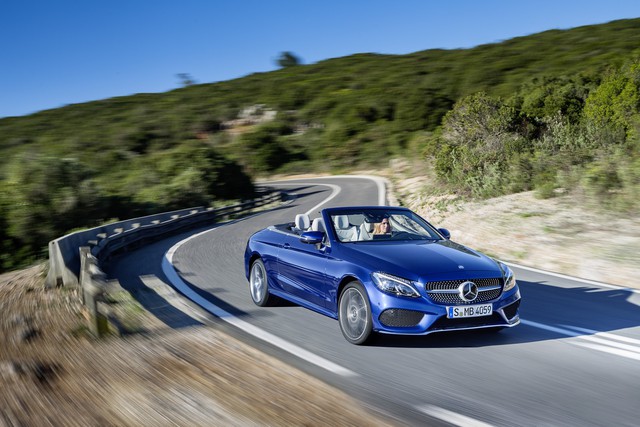 
Hãng Mercedes-Benz đã chính thức vén màn mẫu xe mui trần hạng sang C-Class Cabriolet thế hệ mới tại triển lãm Geneva 2016. Là đối thủ cạnh tranh của Audi A4 Convertible và BMW 4-Series Convertible, Mercedes-Benz C-Class Cabriolet mới được phát triển dựa trên C-Class Coupe.
