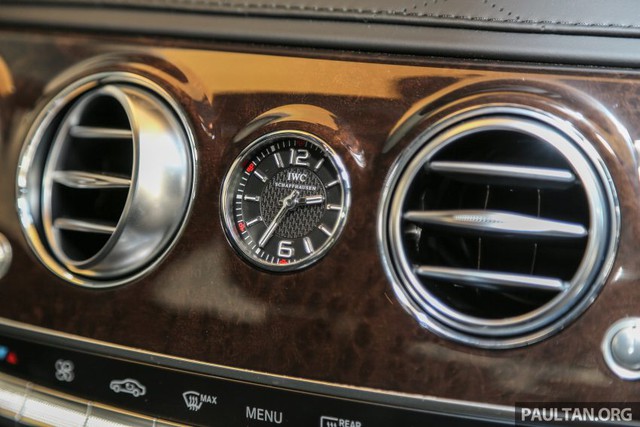 
Trên bảng táp-lô còn có đồng hồ IWC trước đây chỉ dành cho các mẫu xe AMG.
