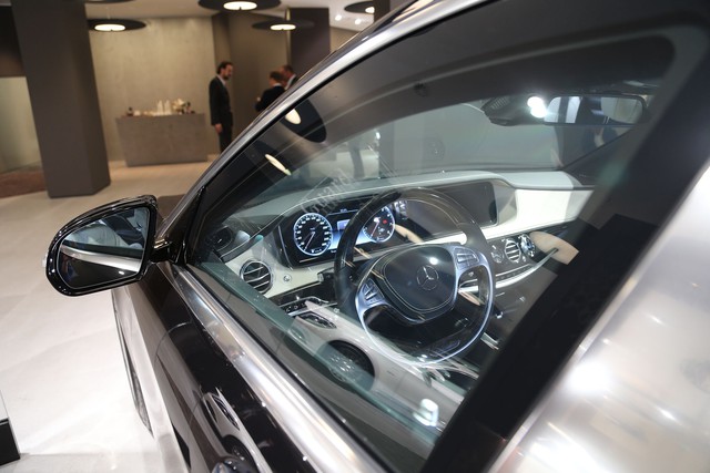 Chưa hết, cấu trúc của Mercedes-Maybach S600 Guard còn có hệ thống che phủ vùng nguy hiểm trên thân xe như đoạn ghép các vật liệu khác nhau hoặc khe hở. Do đó, ngoài VR10, Mercedes-Maybach S600 Guard còn có chứng nhận ERV 2010 dành cho xe chống các thiết bị nổ.