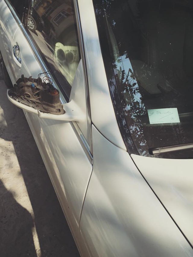 
Chiếc Mercedes-Benz S550 AMG bị vặt gương ngoại thất. Ảnh: Tô Anh Chiến/Otofun

