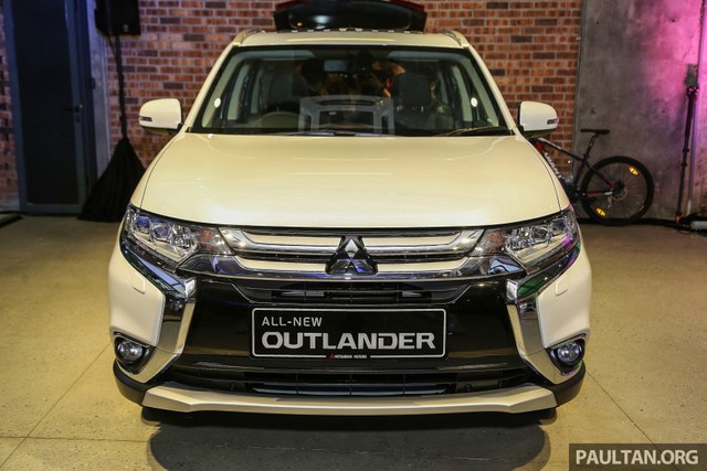 
Hiện hãng Mitsubishi đã bắt đầu nhận đơn đặt mua Outlander thế hệ mới của người tiêu dùng Malaysia. Được nhập khẩu trực tiếp từ Nhật Bản, Mitsubishi Outlander 2016 có giá khởi điểm 166.270 RM, tương đương 905 triệu Đồng, khá cạnh tranh.
