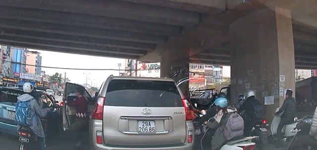 Người lái xe Lexus ra khỏi xe. Ảnh cắt từ video