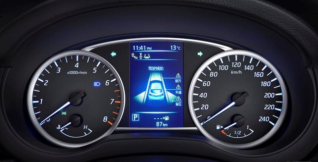Cụm đồng hồ giống với Nissan Pulsar tại châu Âu.