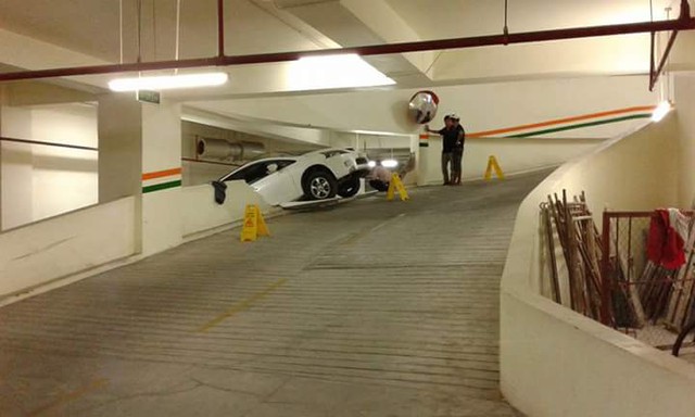 
Hiện trường vụ tai nạn hy hữu trong hầm để xe.
