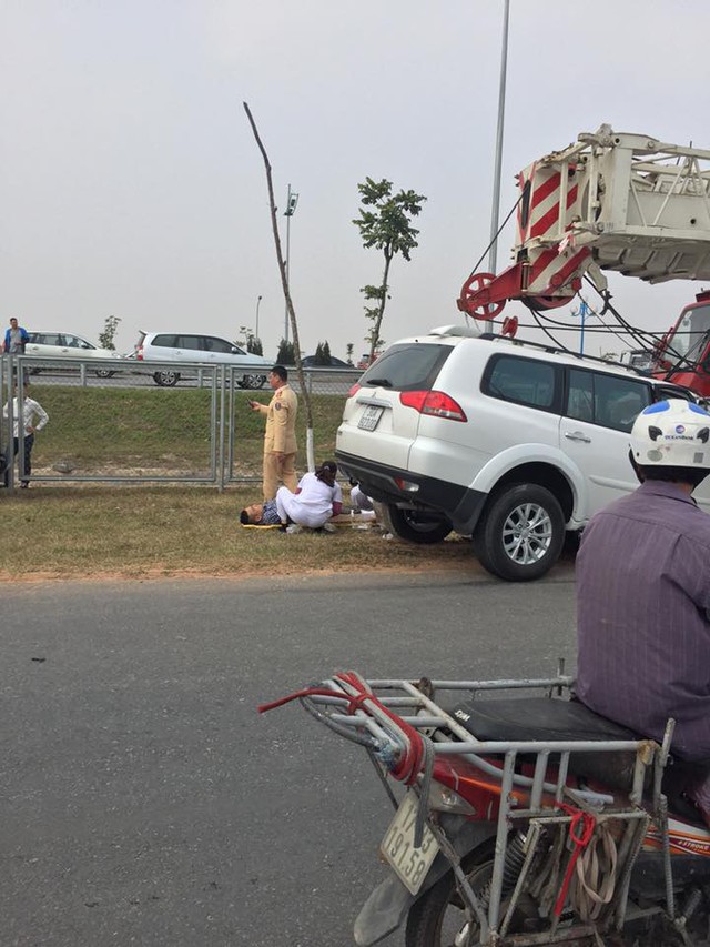 
Lực lượng chức năng đã nhanh chóng có mặt tại hiện trường vụ tai nạn để đưa người lái chiếc Mitsubishi Pajero Sport ra ngoài. Được biết, người đàn ông này đã bị gãy chân trong vụ tai nạn.

