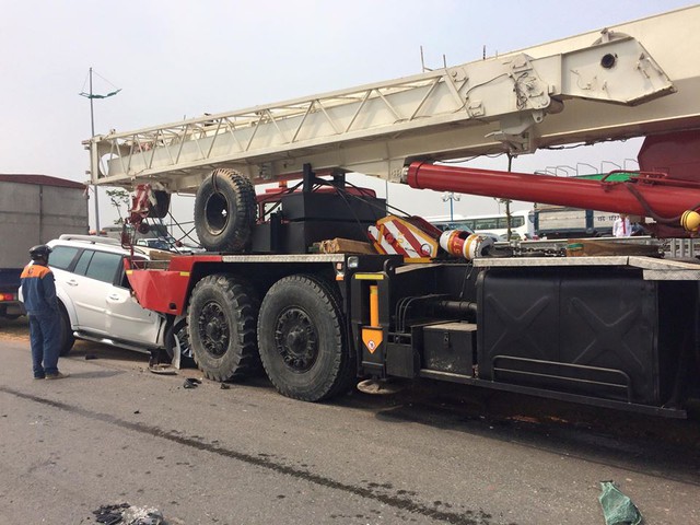 
Trưa nay, ngày 2/3/2016, tại đường gom song song với cao tốc Nhật Tân - Nội Bài, gần đến quốc lộ 2, đã xảy ra một vụ tai nạn liên quan đến chiếc Mitsubishi Pajero Sport màu trắng mang biển kiểm soát Hà Nội. 
