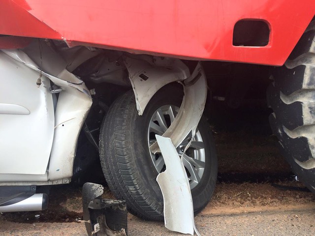 
Tại hiện trường vụ tai nạn, cả hai túi khí bên trong chiếc Mitsubishi Pajero Sport đều đã bung. Kính chắn gió trước và cửa sổ của chiếc Mitsubishi Pajero Sport đều vỡ nát. Những mảnh vỡ của chiếc Mitsubishi Pajero Sport nằm vương trên mặt đường. Hiện lực lượng chức năng vẫn đang tiếp tục điều tra, làm rõ vụ tai nạn.
