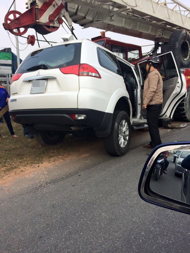 
Theo các nhân chứng tại hiện trường, chiếc Mitsubishi Pajero Sport đã chạy lấn làn trên đường gom hai chiều.
