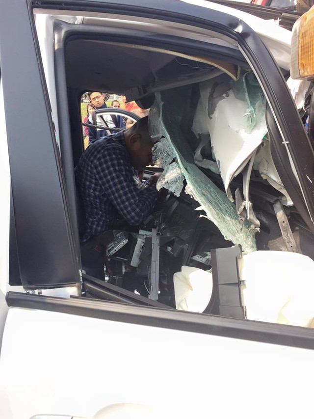 
Sau khi vụ tai nạn xảy ra, người đàn ông điều khiển chiếc Mitsubishi Pajero Sport đã bị kẹt bên trong buồng lái. Rất đông người dân đã vây quanh chiếc Mitsubishi Pajero Sport để cố gắng giúp đỡ người lái.
