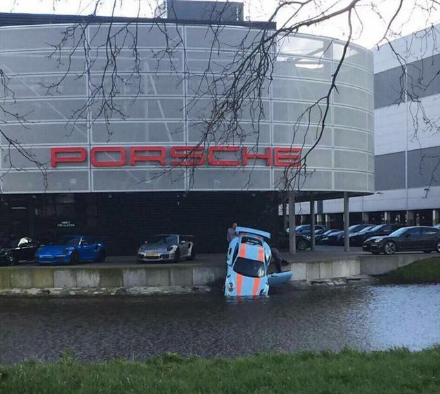 
Siêu xe Porsche 911 GT3 RS rơi xuống kênh cạnh đại lý.
