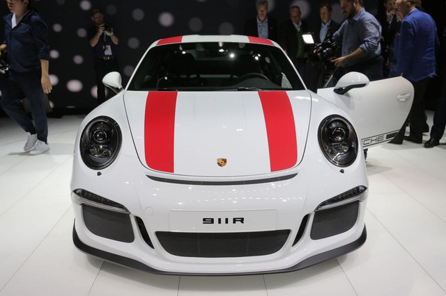 
Phần thân của Porsche 911R cũng có điểm nhấn khác biệt là màu sơn trắng muốt với những dải màu đối lập kéo dài từ đầu đến đuôi xe.
