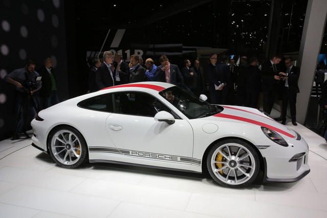 
Trong triển lãm Geneva 2016, hãng Porsche đã chính thức trình làng thành viên mới của dòng xe thể thao hạng sang 911 mang tên 911R. Theo hãng Porsche, 911R là mẫu xe thể thao thuần túy được ra đời để phù hợp với công thức đã được thời gian chứng minh.
