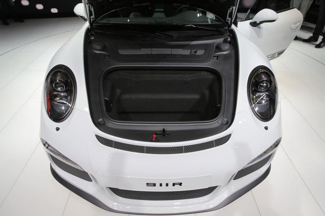 
Về hệ dẫn động, Porsche 911R sử dụng máy xăng 6 xy-lanh phẳng, hút khí tự nhiên, dung tích 4.0 lít. Động cơ tạo ra công suất tối đa 500 mã lực và mô-men xoắn cực đại 460 Nm tại vòng tua máy 6.250 vòng/phút.
