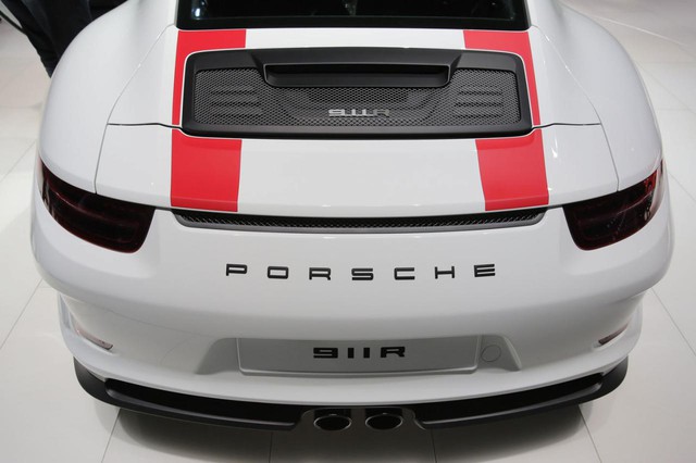 
Có thể nói, Porsche 911R là sói đội lốt cừu đúng nghĩa khi thừa hưởng thiết kế và công nghệ từ đàn anh 911 GT3 RS. Tuy nhiên, một số chi tiết khí động học của 911 GT3 RS như cánh gió đuôi không được bê sang Porsche 911R.
