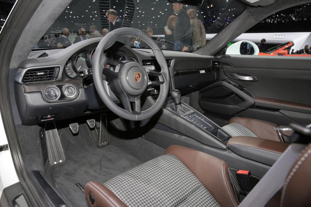 
Bên trong Porsche 911R là không gian nội thất đậm chất cổ điển nhưng cũng không thiếu công nghệ hiện đại như ghế ôm thân người ngồi bằng sợi carbon, vô lăng thể thao GT có đường kính 360 mm dành riêng...
