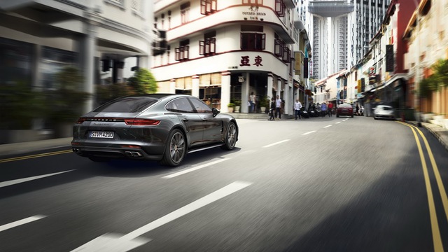 Nếu có thêm gói Sport Chrono Package, Porsche Panamera 4S 2017 sẽ tăng tốc từ 0-100 km/h trong 4,2 giây. Mức tiêu thụ nhiên liệu trung bình của xe là từ 8,1 - 8,2 lít/100 km, giảm 11% so với phiên bản cũ.