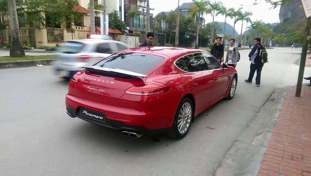 
Chiếc Porsche Panamera Turbo Exclusive bị bắt gặp khi đang chạy trên đường phố Quảng Ninh. Ảnh: Siêu xe đặt chân trên đất Quảng Ninh
