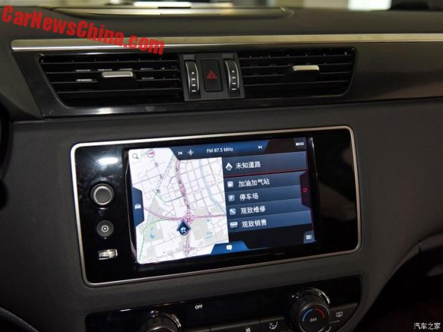 
Bên trong Qoros 5 là không gian nội thất tương tự những mẫu xe cùng gia đình khác với thiết kế tối màu. Trên bảng táp-lô xuất hiện màn hình cảm ứng 8 inch bê nguyên từ dòng Qoros 3 Sedan sang. So với dòng Qoros 3, đối thủ của Mazda CX-5 và Honda CR-V chỉ khác một chút ở lỗ thông gió.
