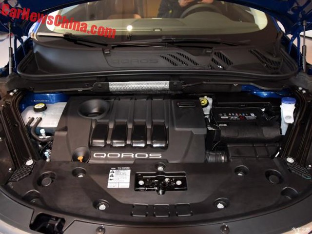 
Chưa hết, Qoros 5 còn chia sẻ hệ dẫn động với những mẫu xe cùng nhãn hiệu khác. Cụ thể là động cơ xăng 4 xy-lanh, tăng áp, dung tích ,16 lít, sản sinh công suất tối đa 156 mã lực và mô-men xoắn cực đại 230 Nm. Sức mạnh được truyền tới bánh thông qua hộp số 6 cấp DCT.
