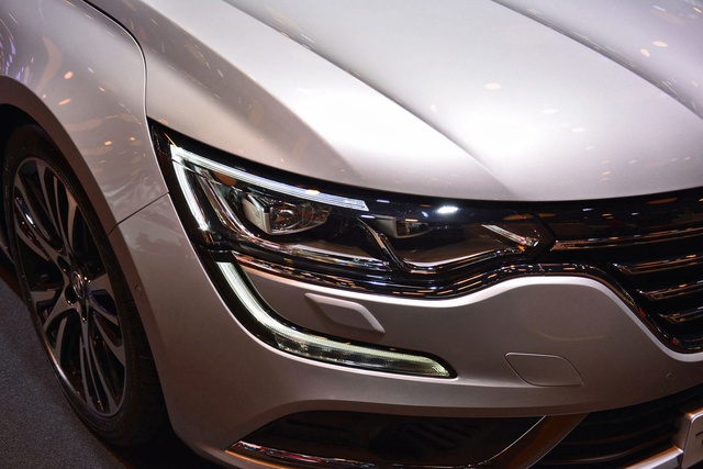 
Cụ thể, trên đầu xe Renault Talisman 2016 xuất hiện lưới tản nhiệt cỡ lớn và cụm đèn pha LED toàn phần. Bên cạnh đó là dải đèn LED chiếu sáng ban ngày hình chữ C, mở rộng xuống tận cản va.
