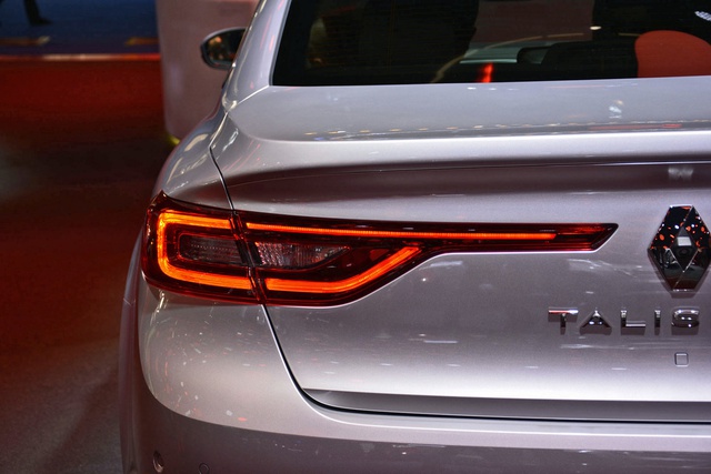 
Phần đuôi xe cũng không kém phần nổi bật với đèn hậu LED mượt mà đi kèm hiệu ứng 3D.
