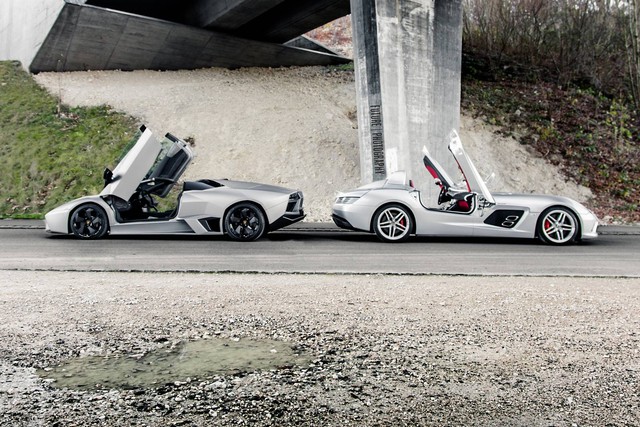 
Nhìn bề ngoài, Lamborghini Reventon Roadster và Mercedes-Benz SLR McLaren Stirling Moss dường như không có nhiều điểm chung. Tuy nhiên, trên thực tế, hai chiếc siêu xe này lại có khá nhiều nét giống nhau như cửa mở dạng cắt kéo, mui trần và khả năng vận hành cực mạnh mẽ.
