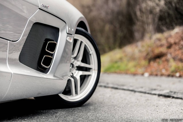 
Đi vào sản xuất từ năm 2009, siêu xe Mercedes-Benz SLR McLaren Stirling Moss chỉ được trang bị động cơ V8, tăng áp, dung tích 5,5 lít, sản sinh công suất tối đa 650 mã lực. Thế nhưng, siêu xe này vẫn có thể tăng tốc từ 0-100 km/h trong 3,5 giây và đạt vận tốc tối đa 337 km/h.
