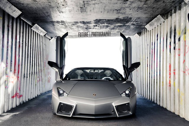 
Về thiết kế ngoại thất, Lamborghini Reventon Roadster gây ấn tượng với sự hầm hố và những đường gân sắc sảo.
