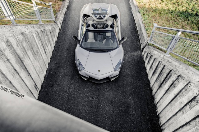 
Siêu phẩm nhà Lamborghini được trang bị động cơ V12, dung tích 6,5 lít, sản sinh công suất tối đa 670 mã lực và mô-men xoắn cực đại 660 Nm. Nhờ đó, Lamborghini Reventon Roadster có thể tăng tốc từ 0-100 km/h trong 3,4 giây và đạt vận tốc tối đa 330 km/h.
