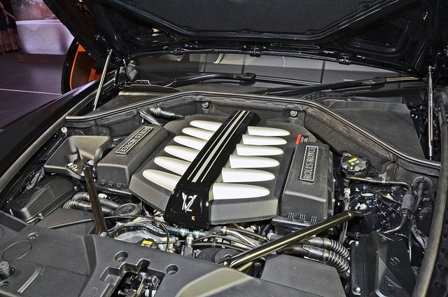 
Tương tự Ghost Series II và Wraith, Rolls-Royce Dawn cũng sử dụng động cơ V12, tăng áp kép, dung tích 6,6 lít, sản sinh công suất tối đa 563 mã lực và mô-men xoắn cực đại 575 lb-ft. Sức mạnh này cho phép Rolls-Royce Dawn tăng tốc từ 0-100 km/h trong 4,9 giây trước khi đạt vận tốc tối đa giới hạn điện tử 250 km/h.
