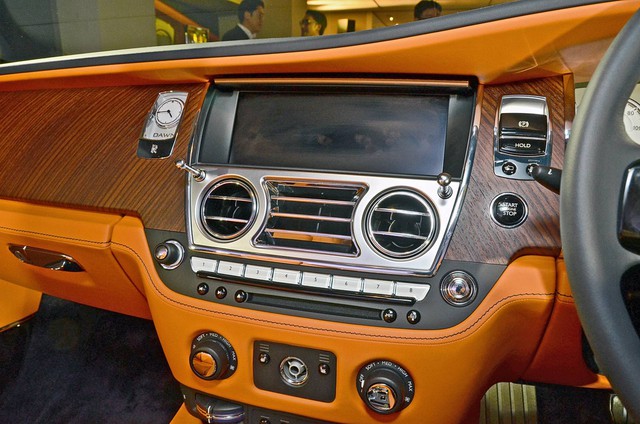 
Nội thất bọc da màu cam của Rolls-Royce Dawn không thực sự mới mẻ nhưng được chọn để thu hút giới nhà giàu trẻ tuổi. Tất nhiên, nội thất màu cam của mẫu xe mui trần siêu sang này có thể khiến nhiều người không có cảm tình.
