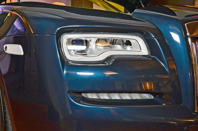 
Theo hãng Rolls-Royce, 80% các chi tiết trên Dawn đều được thiết kế riêng, không chung với bất kỳ mẫu xe nào khác. Điển hình như hốc đèn pha dạng LED của Rolls-Royce Dawn vốn từng lần đầu tiên được sử dụng trên Ghost Series II. Đây là điểm hoàn toàn khác biệt so với Rolls-Royce Wraith.
