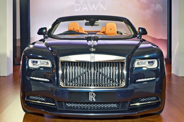 
Mới đây, hãng Rolls-Royce đã chính thức tung ra mẫu xe mui trần siêu sang Dawn hoàn toàn mới tại thị trường Hồng Kông. Lễ ra mắt Dawn được tổ chức tại Loan Tử, quận có dân trí và thu nhập cao thứ hai của Hồng Kông, cũng là nơi đặt đại lý Rolls-Royce chính hãng.
