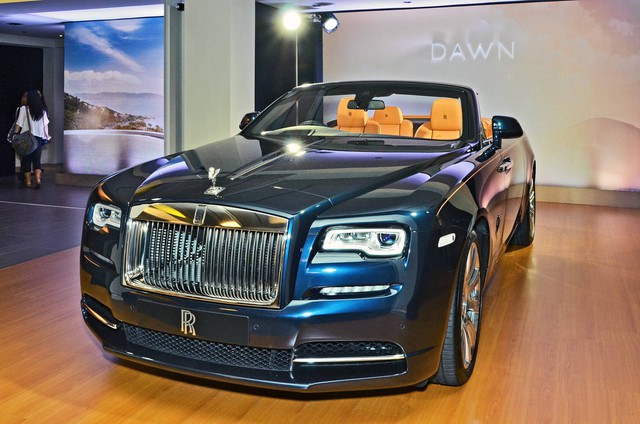 
Tương tự những mẫu xe Rolls-Royce khác, Dawn cũng là một tác phẩm nghệ thuật đẹp mắt và ấn tượng. Tuy hãng Rolls-Royce không nói thẳng ra nhưng Dawn thực chất là phiên bản mui trần của Wraith.
