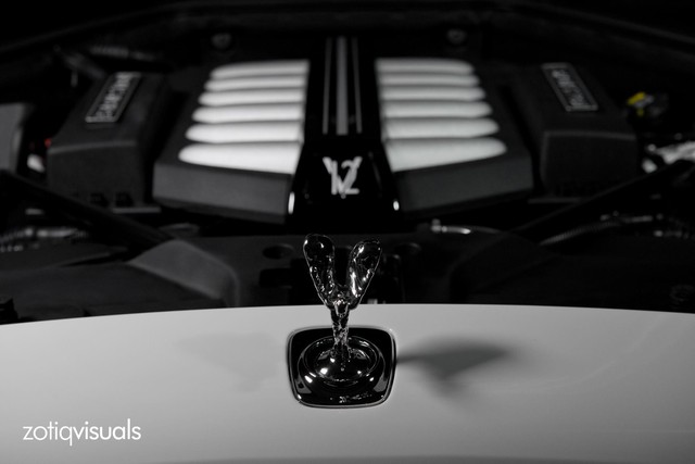 
Trái tim của Rolls-Royce Ghost EWB KoChaMongKol vẫn là khối động cơ V12, dung tích 6,6 lít, sản sinh công suất tối đa 563 mã lực tại vòng tua máy 5.250 vòng/phút và mô-men xoắn cực đại 780 Nm tại vòng tua máy 1.500 vòng/phút.
