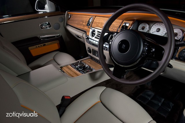 
Màu cam tiếp tục được sử dụng bên trong Rolls-Royce Ghost EWB KoChaMongKol, tạo cảm giác tông xuyệt tông cho xe.
