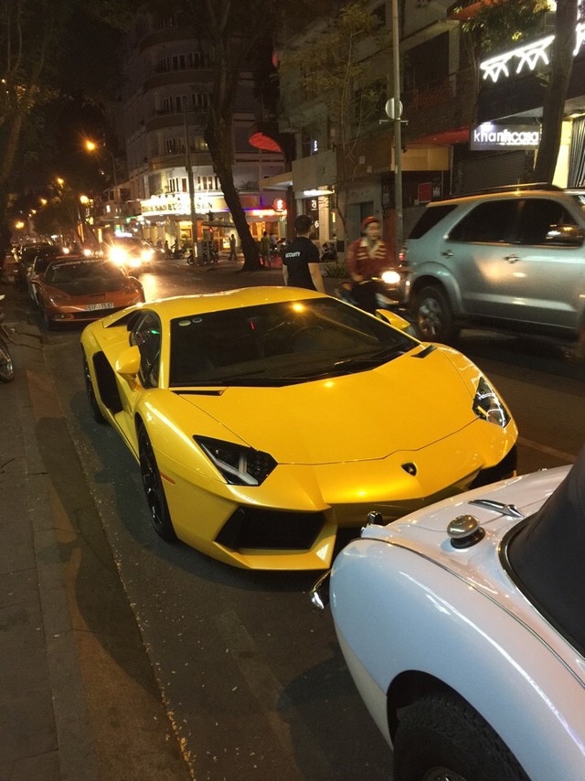 
Siêu xe Lamborghini Aventador màu vàng bên ngoài quán bar. Ảnh: Sang Nguyen/Otofun

