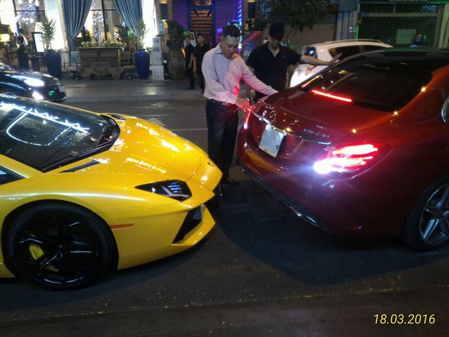 
Chiếc Mercedes-Benz màu đỏ rực đứng trước Lamborghini Aventador bên ngoài quán bar. Ảnh: Huy Quoc Le/Otofun
