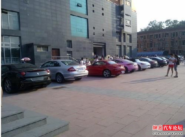 Sân bên ngoài một ký túc xá toàn xe xịn.